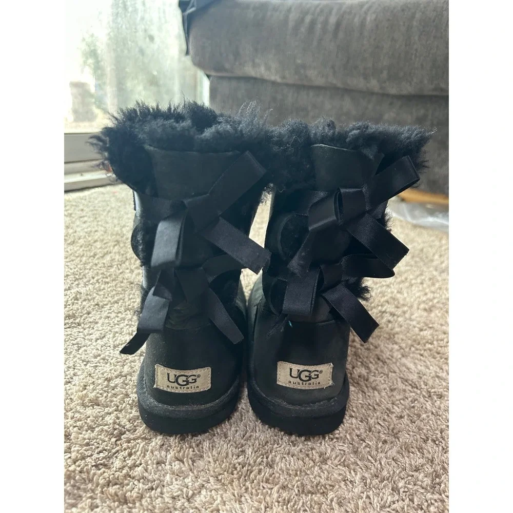 UGG Australia Bailey Bow Black Suede Sheepskin Boots Womens 8 Y2K